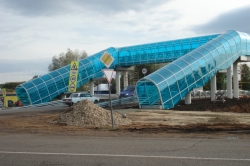 Безопасное напольное покрытие пешеходного моста