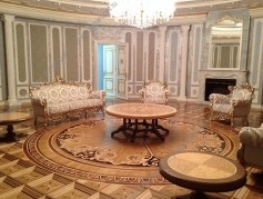 Во дворце президента Беларуси позолоченные двери и элитный паркет